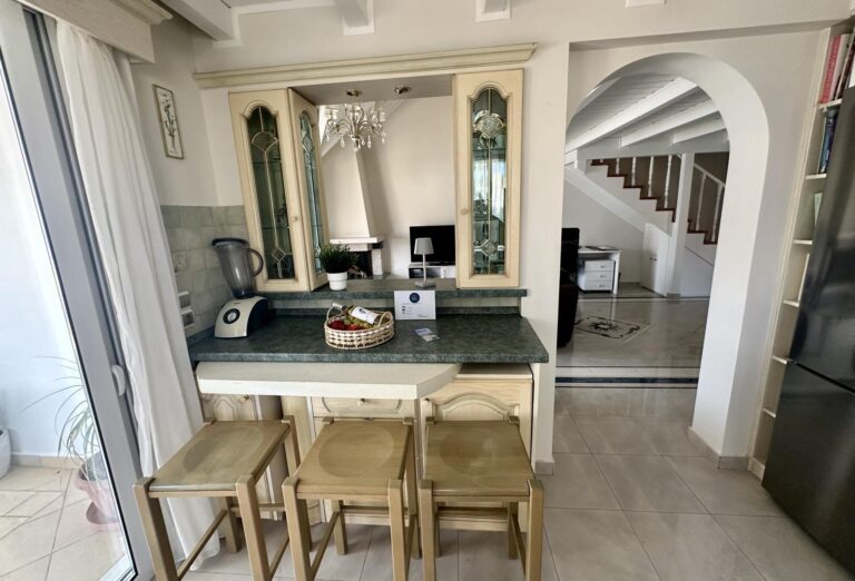 Kitchen Breakfast Bar